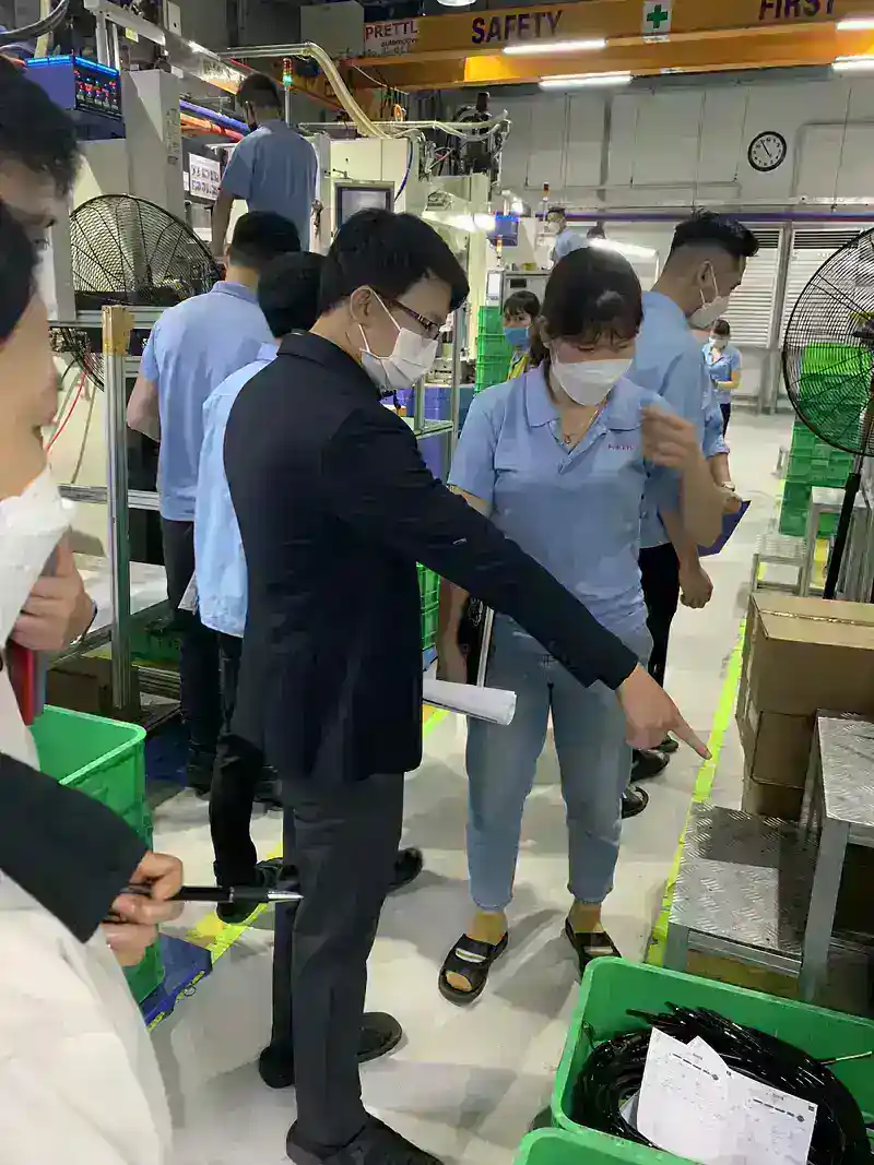 Gemba cùng học viên - Lean Practitioner (Manufacturing) Prettl Automotive Việt Nam